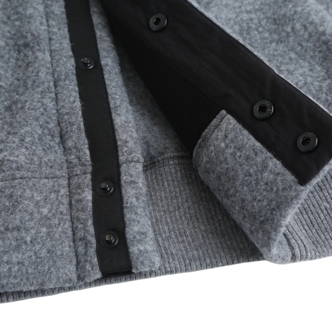 P760 Canada Goose Goose Armband Badge Wool Baseball Jacket (Dark Gray) The fabric is made of wool blended fabric. The main fabric of this jacket is light gray wool blended fabric to improve the fabric's wear resistance, wrinkle resistance and warmth retention. Wool provides good warmth and a natural feel, while blended fibers enhance the fabric's practicality and durability. Rib knit at collar, cuffs and hem for added stretch and fit. The cutting process needs to ensure that the texture and color of the fabric are evenly distributed, especially with this light gray tone, to avoid chromatic aberrations. The stretchability of wool-blend fabrics needs to be taken into consideration when cutting pieces to ensure dimensional stability of the finished garment. Use a sewing needle and thread suitable for wool-blend fabrics to avoid damage to the fabric during sewing. The sewing stitches are even and firm to prevent thread stripping. The temperature needs to be controlled during ironing to avoid high temperature damage to the fabric while keeping the fabric smooth and crisp. The front and back body parts, sleeves and other main parts are spliced ​​with flat seams to ensure a smooth pattern, and the splicing points are aligned with the fabric texture to keep the appearance neat. Details such as pockets and cuffs are designed with inset pockets to increase practicality and aesthetics. The splicing areas are reinforced to improve durability. The white circular armband on the left arm is an important part of the brand identity and is finely sewn to ensure it is strong and flat. Size:S-M-L-XL